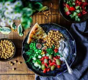 Buddha bowl with chickpeas, green beans and olives